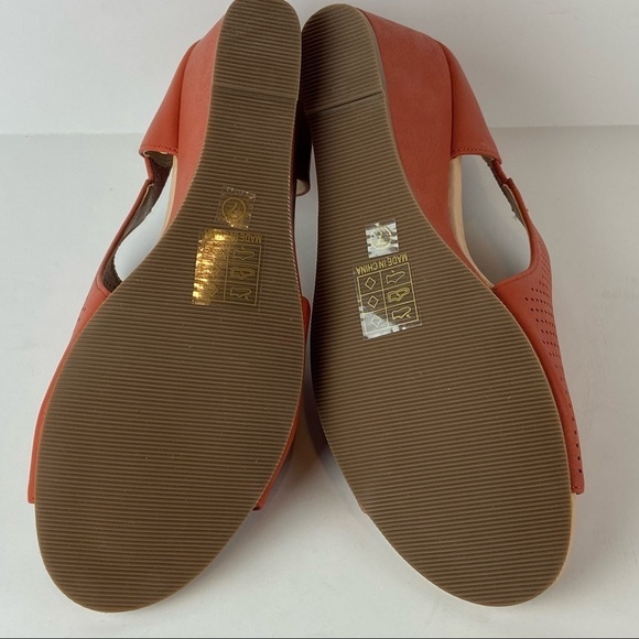 Journee Collection - Women's Aretha Wedge - Picture 13 of 16